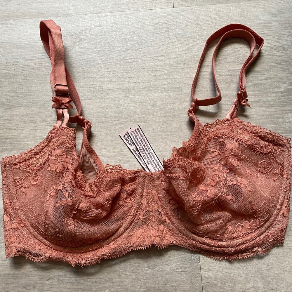 Victoria’s Secret Demi Bra in Lace size 32DD.